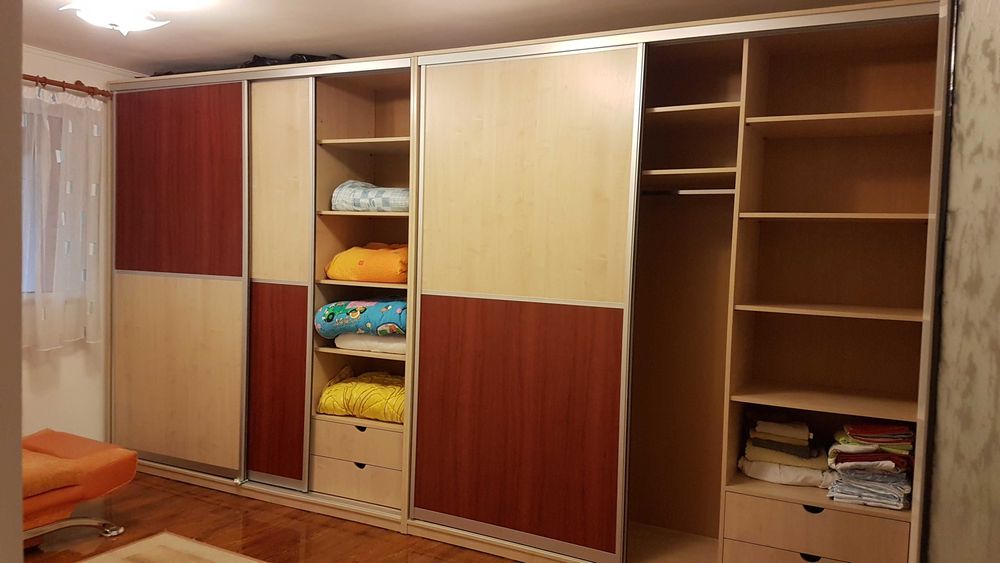 Casă de închiriat: 5 dormitoare, 210 mp, teren de 900 mp