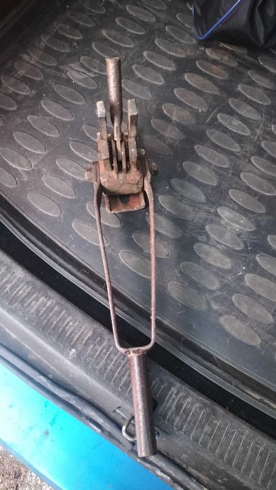 Motor vibrator beton  și dispozitiv strîns cofraje