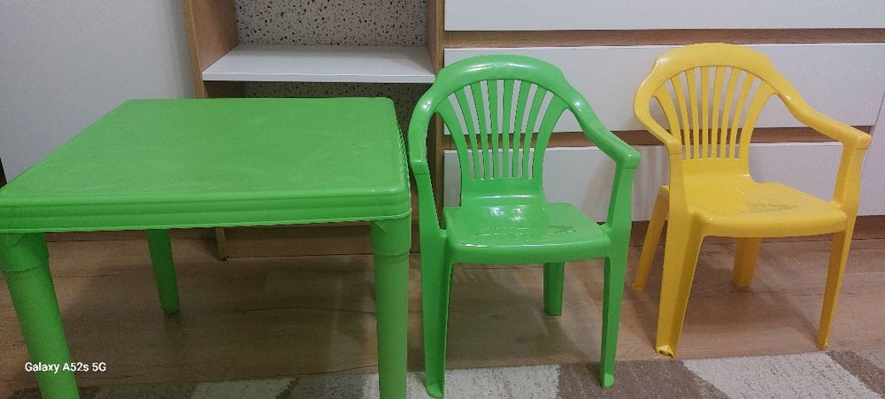 Масичка със два стола