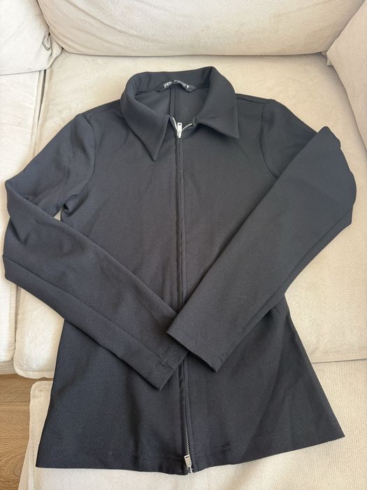 Бежов пуловер Guess и блузи и ризи Zara