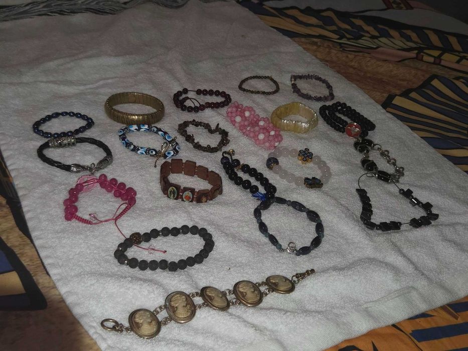 Lot vintage de 19 bratari diverse