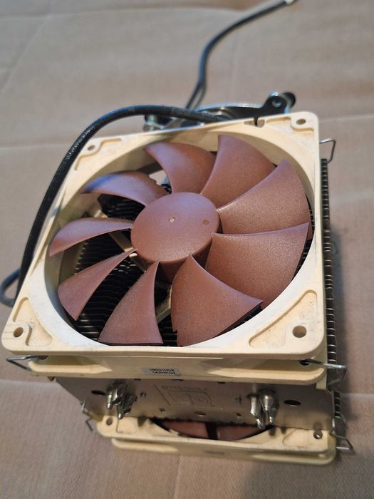охлаждане Ноктуа с два вентилатора