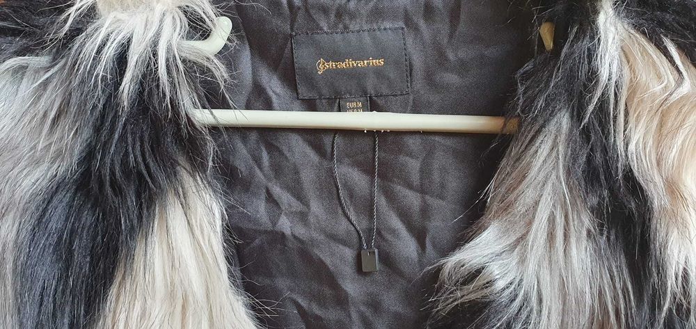 Vestă de blană Stradivarius – elegantă, modernă, stare bună