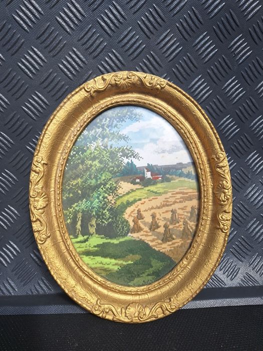 Стари стени часовници и картини