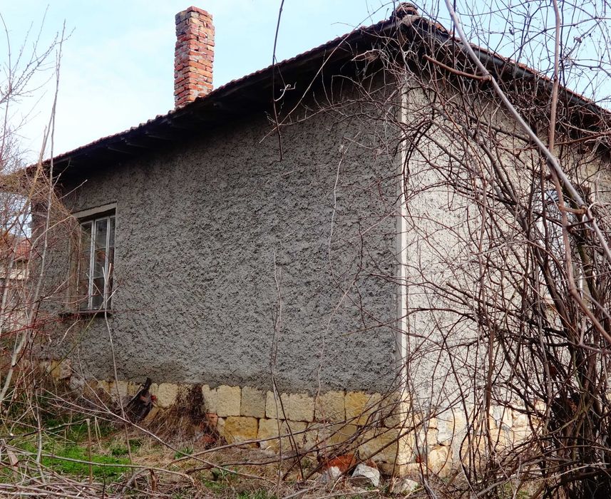 Къща с дворно място в с. Кривня,обл. Русе.