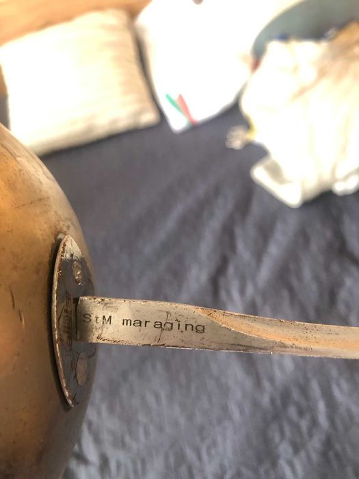 Екипировка за фехтовка на сабя, лява екипировка.