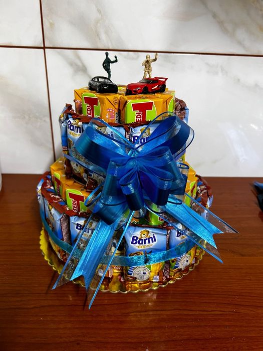 Torturi personalizate din dulciuri ambalate