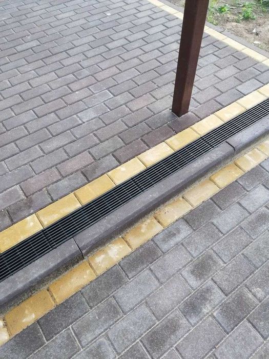 Продаётся комплект водоотводного пластикового лотка Gidrolica Light