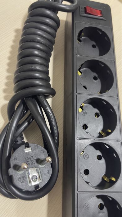 Pilot-uzaytirgich 3 m, 5 rozetka2200 W Пилот- удлинитель 3 m 2200 W