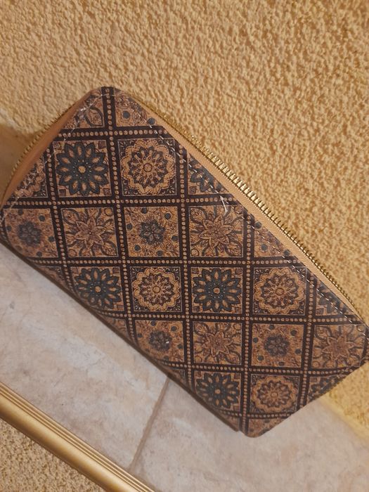 Ново дамско портмоне.