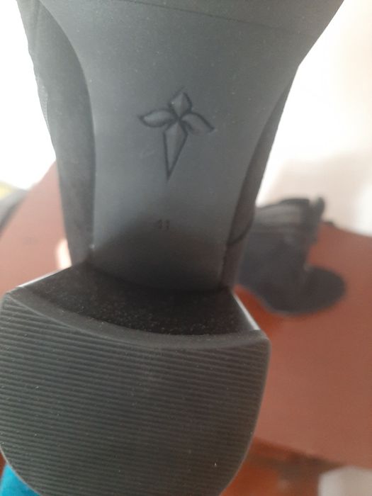 Продам зимние новые ботинки 5000