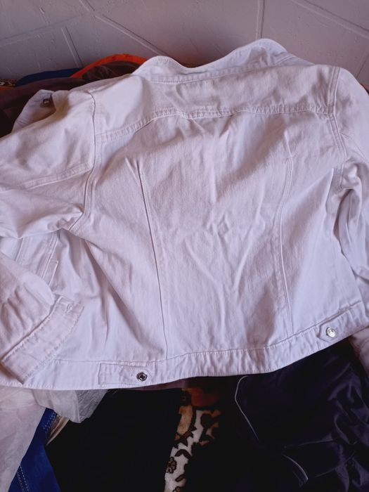 Продам белую джинсовую куртку ,привезённая