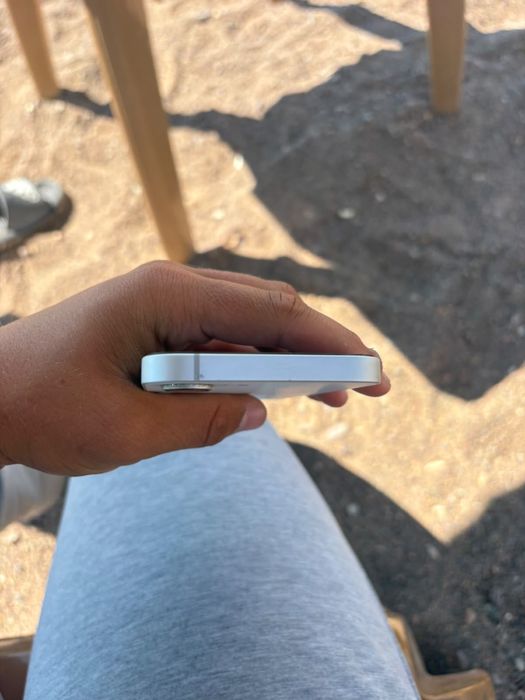 Iphone 16e.