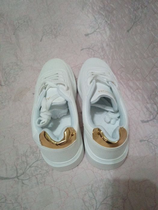 Женские кроссовки