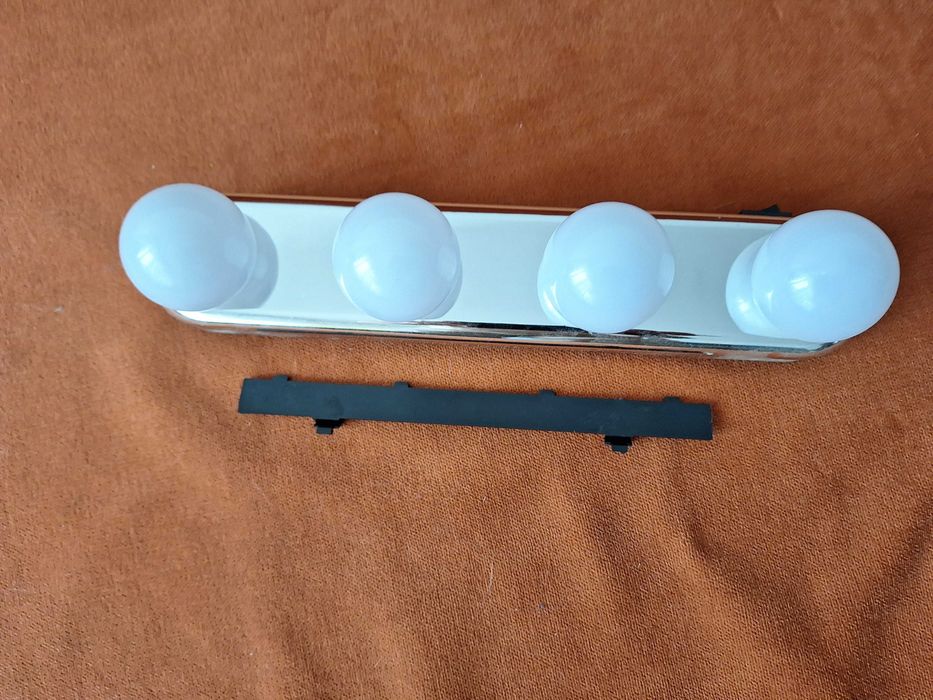 Lampa portabila pentru machiaj, 4 becuri LED, ventuze incluse