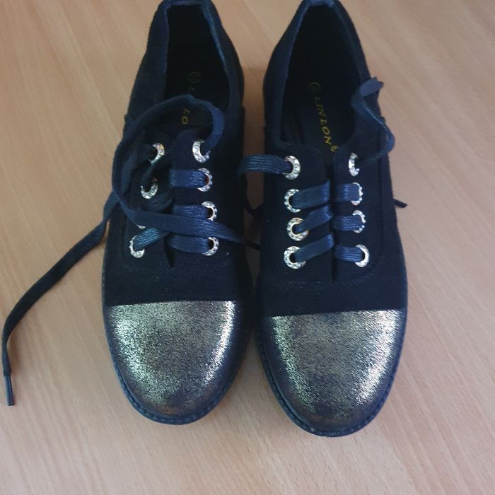 Papuci damă o data purtați nr 37 negru cu auriu parta din fată .