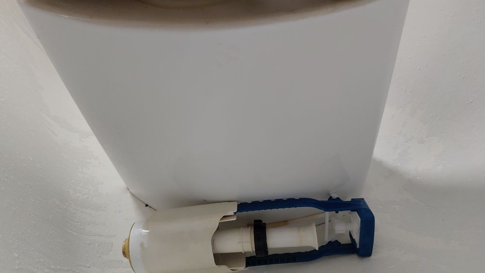 Продается бачок для унитаза в комлекте в отличном состояний.