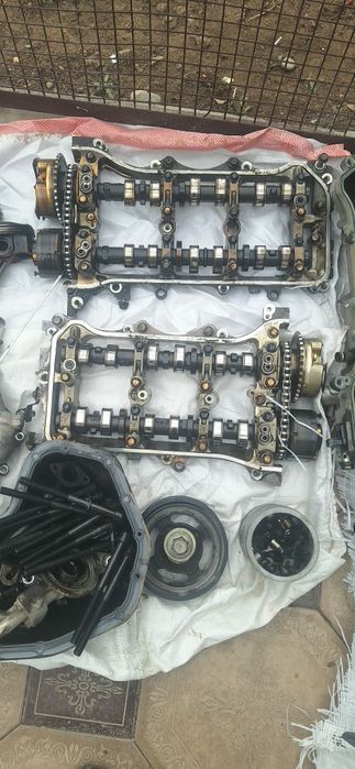 Мотор машины на разбор