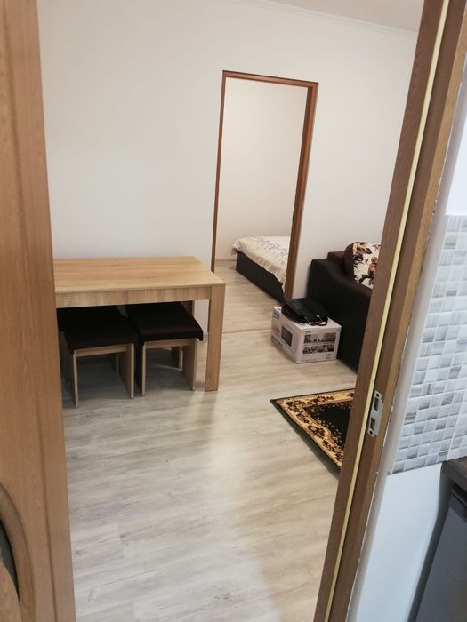 Închiriez apartament pentru studentă/elevă, zona Ciresica