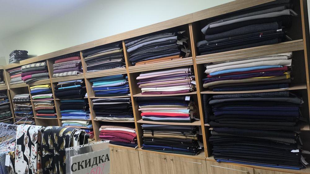 Продам диван , шкаф, витрина