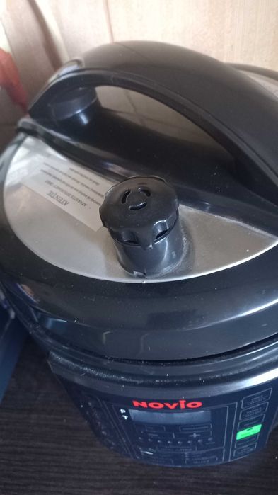 Multicooker sub presiune nou, capacitate 6 litri si carte rețete