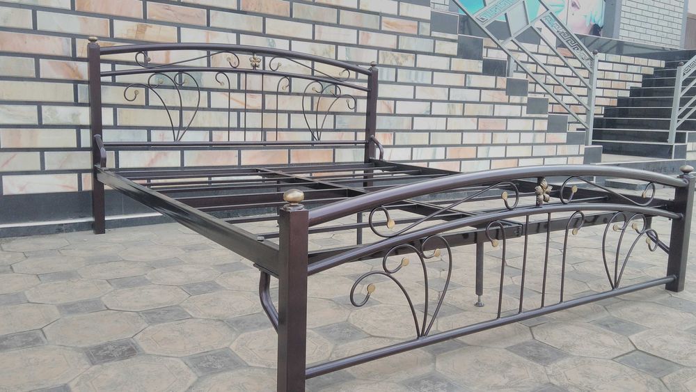 Двух спальная железная кровать.