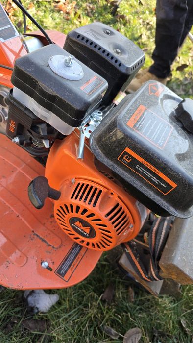 Vând motosapă    ..