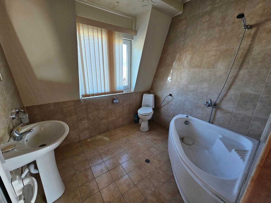 3-етажна къща с басейн и голям двор в квартал Каменица