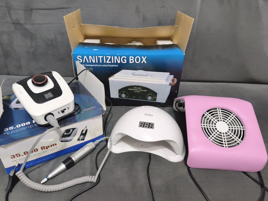 Продам полностью всё для работы с маникюром,весь комплект.