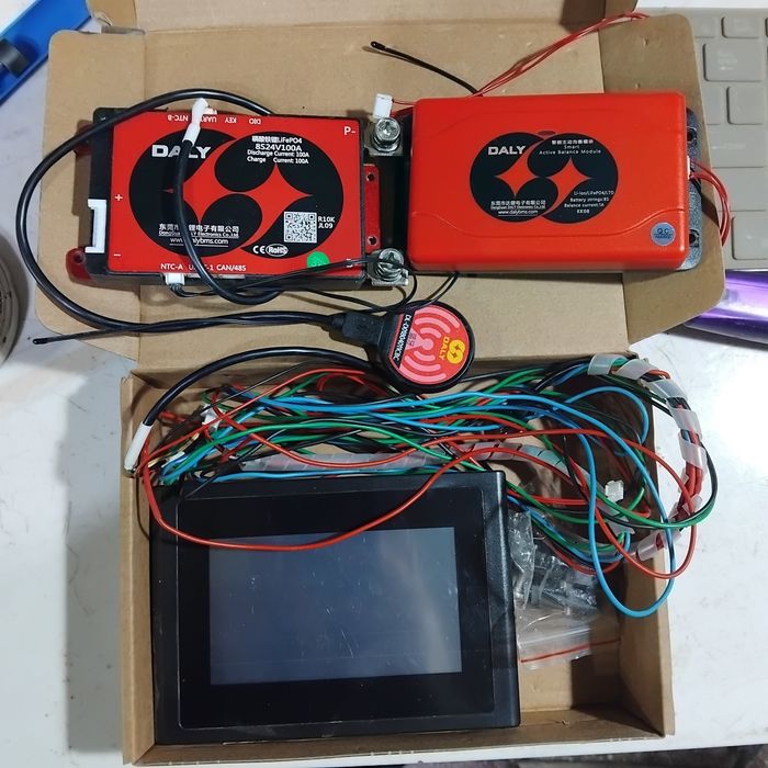 Cand 2 bucatiBms daly  8s 100A lifepo4