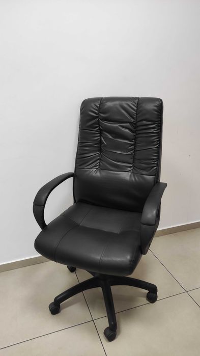 Офис мебели в отлично състояние: етажерка, бюро, стол, шкаф, секция