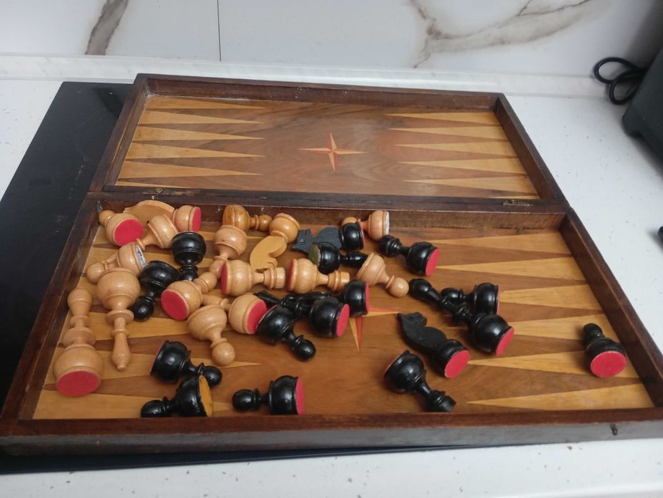 ШАХ с дървени фигури