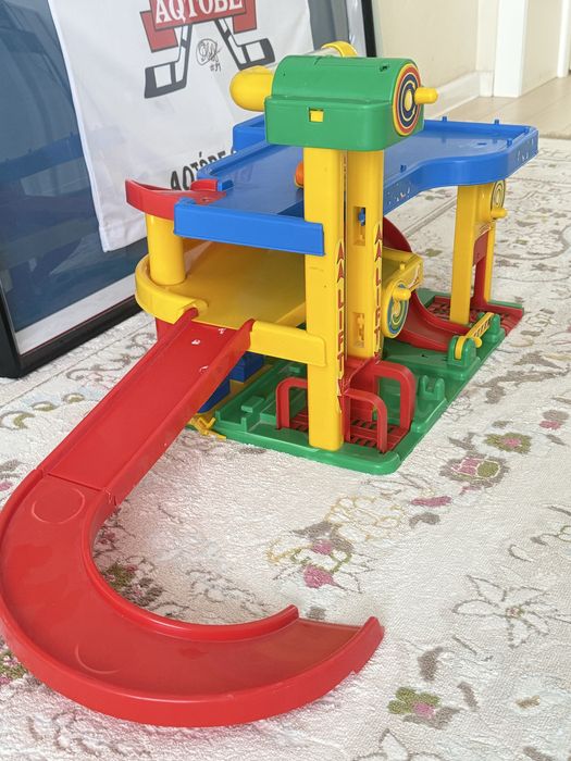Продам игрушку гараж