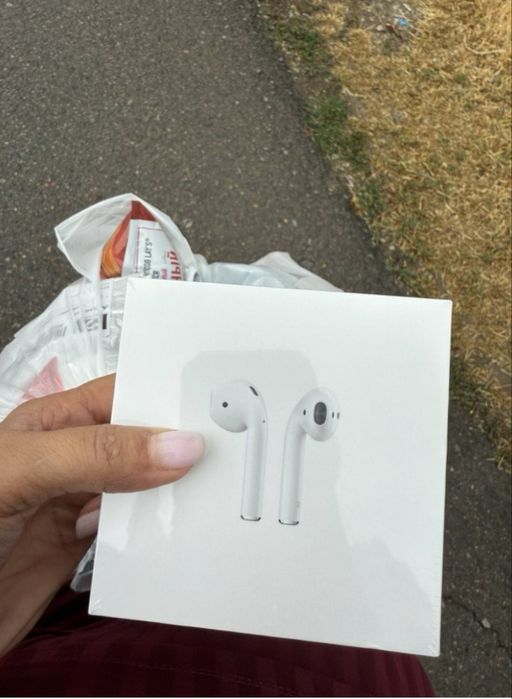 Наушники Apple AirPods with Wireless Charging Case белый