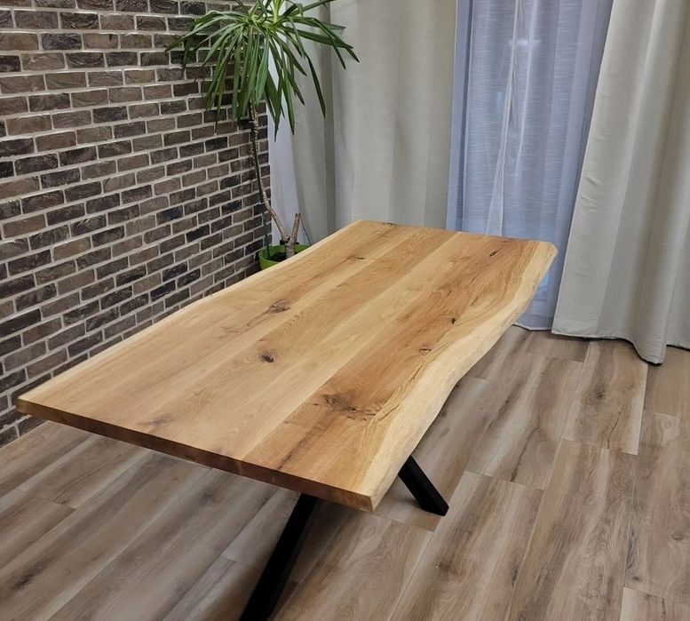 Маси от масив дъб и метални крака