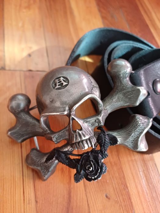 Кожанный ремень  с черепом .