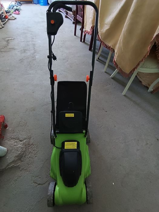 Газонокосилка электрическая