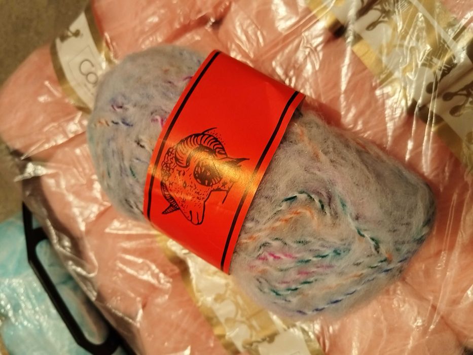 Много и различни прежди мохер, пан, букле, коприна