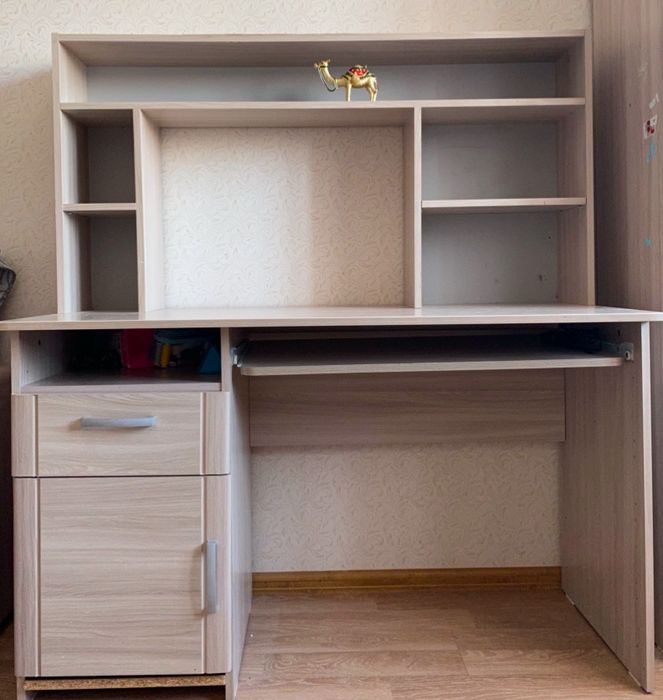 Стол со стеллажем