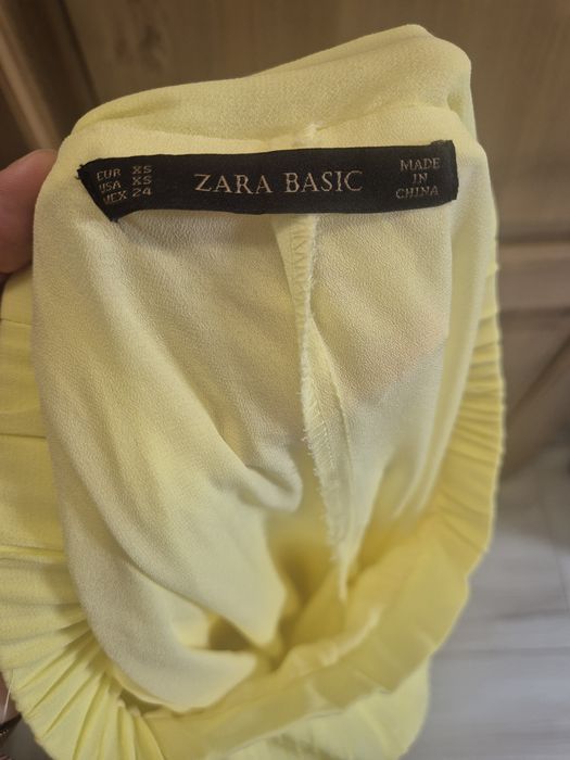 Pantaloni plisați Zara
