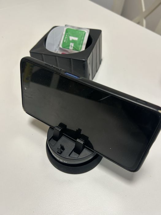 Чисто нова стойка за телефон за кола