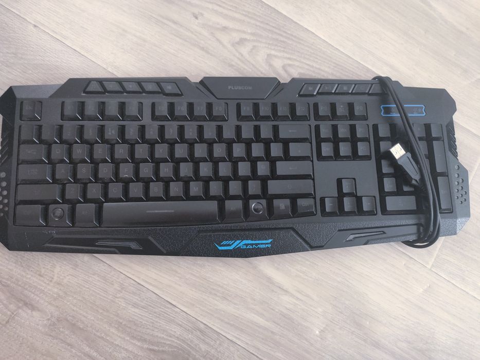 Tastatura gaming cu lumini
