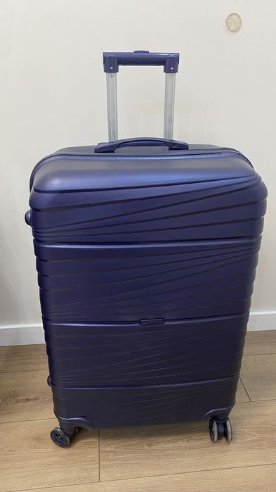 Чемодан на колесах дорожный