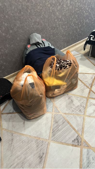 Отдам 2 пакеты хороших летних вещей 52 р