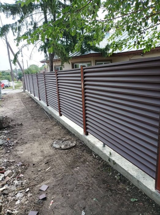 Garduri si porti  stil jaluzea plasa bordurata sipca metalica fer forjat tabla cutata si alte  modele.