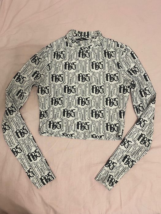 Къса блуза с дълъг ръкав