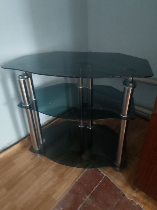 Продам журнальный стол в хорошем состоянии. Можно ставить телевизор и