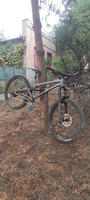 Bicicleta full suspention enduro