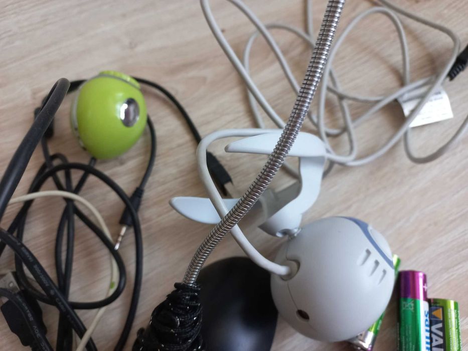 Комплект фотоапарат Канон +микрофони ,зарядно и камери -работещи