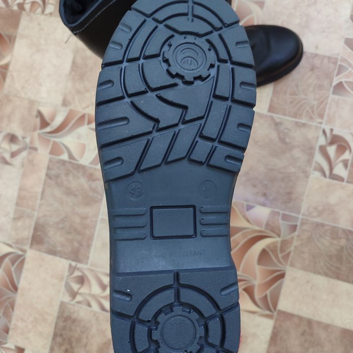 Продается спец обувь